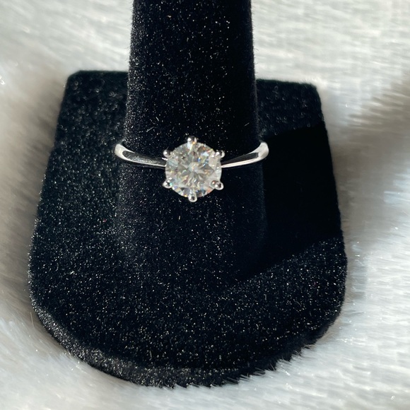 Jewelry - 1 ct Moissanite solitaire women’s adjustable ring